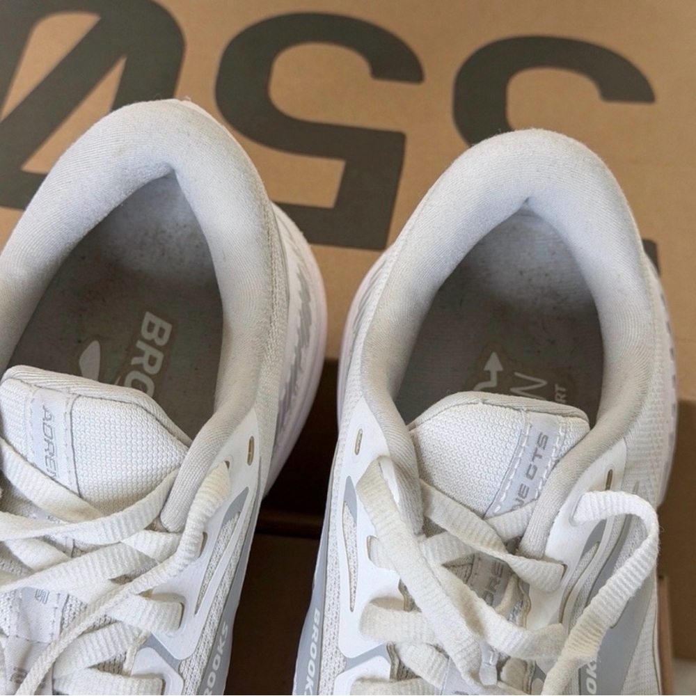⭐️ Brooks Adrenaline GTS 23 Running Shoes Women Size 7.5 B White (B15) - Picture 9 of 12